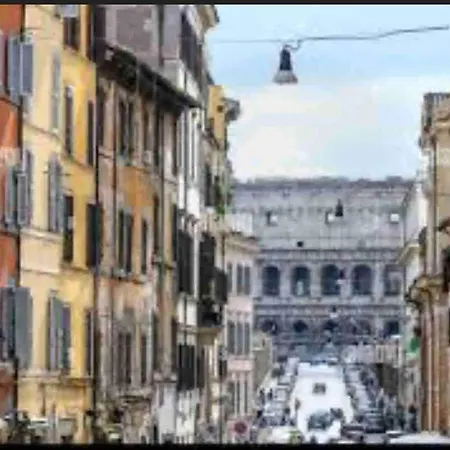 Apartment Walking In The Center Of Rome